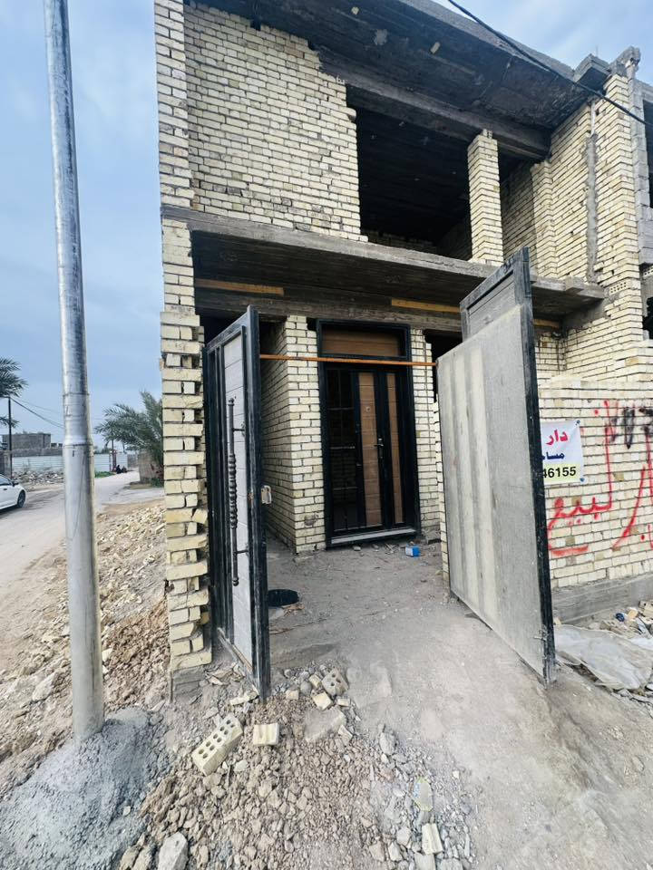 سلام عليكم بيت البيع هيكل بس بياض وكهربائيات وكاشي 
مساحا البيت 85 متر 🏠 البيت ركن 🅿️ 
بناء 2026 جديد رباط وسكف مسلح 
رفت ومجاري درجه اولا 
البيت زراعي 117 الفرع كله فلل خير من الله 
عنوانه بغداد الدوره البعيثه الاهواشى 
بنص السنتر الفرع مقابيل صيدليت البسمه الحيات 
البيت يتكون من ستقبال 
غرفه نوم جوه 
حمام كبير 
منور داخلي طابق الاول 
طابق الثاني صاله 
غرفه نوم فوك 
حمام طابق الثاني
سعر البيت 64 مليون وقابل التفاوض 
عادي إذا اكو سياره عدك وفرق الباقي 
الهاتف *********** 
اني صاحب البيت
معلومه صغيره هاي الصور البنايات والفرع مقابيله نهايت الفرع البيت ركن 🅿️ ركن
