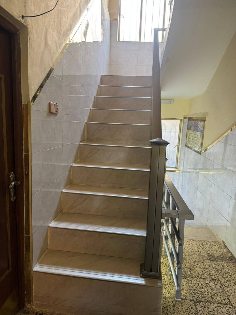 بيت للبيع السعر  ٤٠٠ مليون ثابت
مساحة :     200 متر قرب جامع الحمزة
يحتوي على كراج كبير وحديقة
استقبال مساحة 5, 6 /5, 3
هول مساحة  3 / 4
مطبخ حار وبارد
صحيات عدد ٣ 
غرف النوم ٦ 
الطابق الثاني ٣ غرف + حولي كبير +بلكونه تصلح مطبخ 
الطابق الثالث ٢ غرف 
التواصل على الرقم حصرا
     ***********1 ام سند

