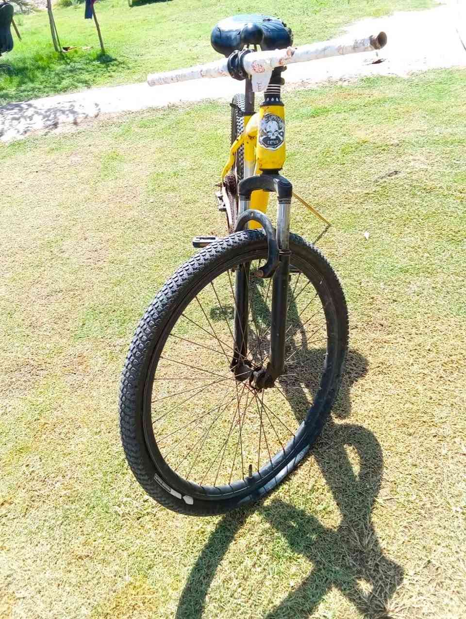 سلام عليكم  
دراجه هوائيه جبليه  [ Mountain Biks MTB  ] 
اللون:  اصفر 
الاطار  :  ألمنيوم/ معدني 
حجم   : 26Ang 
العجلات  :  اطارات عريصه بنقشه جبليه مناسبه للطرق الترابيه 
السرعه  :  7 خلفي / 3 امامي 
دبلات  :  شغاله 
بريك   :  دسگ 
السعر  :  60 وبي مجال 
العنوان  : بابل / جبله 
الاستفسار  :  *********** 
واتساب  :  *********** / ممتواج ؏ فيس
