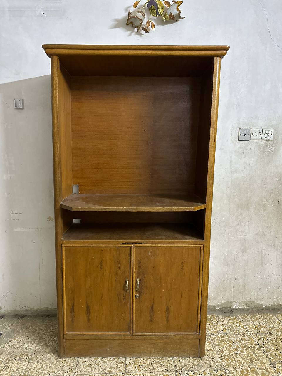 سلام عليكم ميز ومعرض للبيع 
***********
