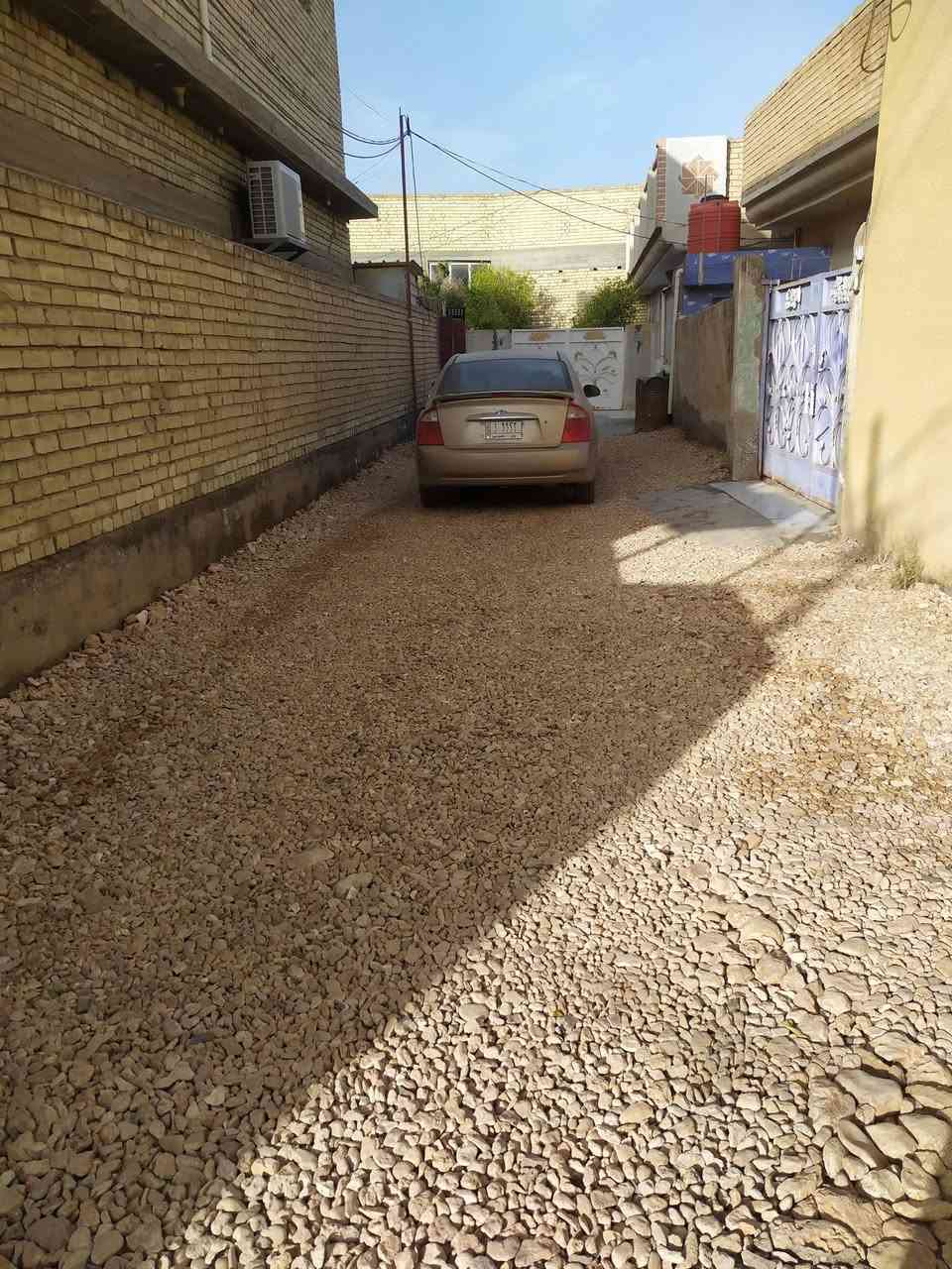 السلام عليكم .. الدار للبيع المساحة 275,5م  الواجهة 14,5م / والنزال 19م البناء طابوق جمهوري(أبو سعيد) الأرضية سيراميك السطح فرشي يبعد عن شارع الطهمازية ( 150م) يقع داخل فرع ( 4,5م*20م ) الخارطة طابق واحد 
استقبال (7,250*4,250) كليدور ( 7*4 )
غرفة1( 5,5*4,5) غرفة 2(5*4) مطبخ (4,5*4)
مجمع صحيات ( داخلية + خارجية ) وبيتونه كبيرة (3,5*3) وحديقة خارجية (5*4,5) وممرخارجي يكون من الجانب والخلف وبقية التفاصيل بالمنشور العنوان بابل/ الطهمازية رقم العامود ( ٩٩ ) الفرع المقابل لفرن صمون الطهمازية السعر ( ١٦٠ )  للإستفسار الإتصال على ( *********** )  .

