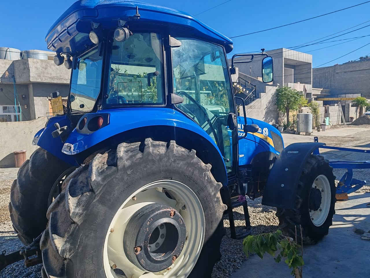 تراکتۆر نیوو هۆڵند حەجم 100 بلوو ماستەر مۆدیل 2013 بیکرانەوە تایەی شەریکە ژ.م *********** ژ.م ***********
