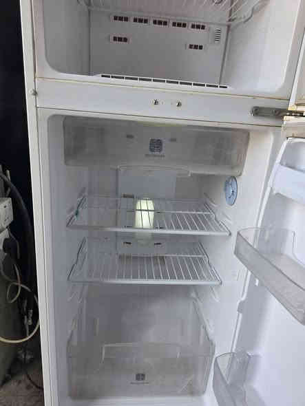 السلام عليكم ثلاجه بخاريه سامسونك وظع شركه شحن غاز فقط شرط النظافه والضمان  سعر ٢٥٠ الف
***********
