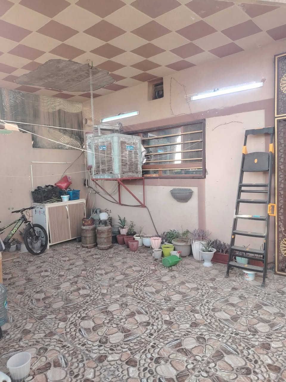 دار للبيع طابو صرف شرط التحويل
مساحه الدار (156متر) (6.25 *25 متر) على حديقة
كركوك حي العسكري قرب جامع الشافعي
الدار طابق واحد يحتوي على غرفة نوم عدد ٢ و استقبال و مطبخ و صحيات داخلي و خارجي و درج داخلي و بيتونه مع حوش
دار نظيف مرتب منطقه راقيه فول خدمات و هادئه
السعر علق بكلمه تم يجيك السعر على الخاص 
للاستفسار الاتصال على ***********
او زيارة مكتب قصر الصيادة للعقار حي العسكري قرب جامع صالح بهاءالدين بصف المستوصف
