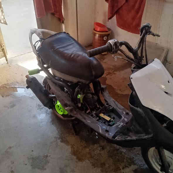 سلام عليكم.    دراجة ماكس عدلة بوشة 49 دراجة هسة مجفتهة خير من الله مكينتهة بس نواقصهة كلج خلفي وطاكة لجبنة مال دهن المكان بغداد مدينة الصدر السعر 250 وبيهة مجال حك لجية رقم الهاتف *********** متواجد واساب
