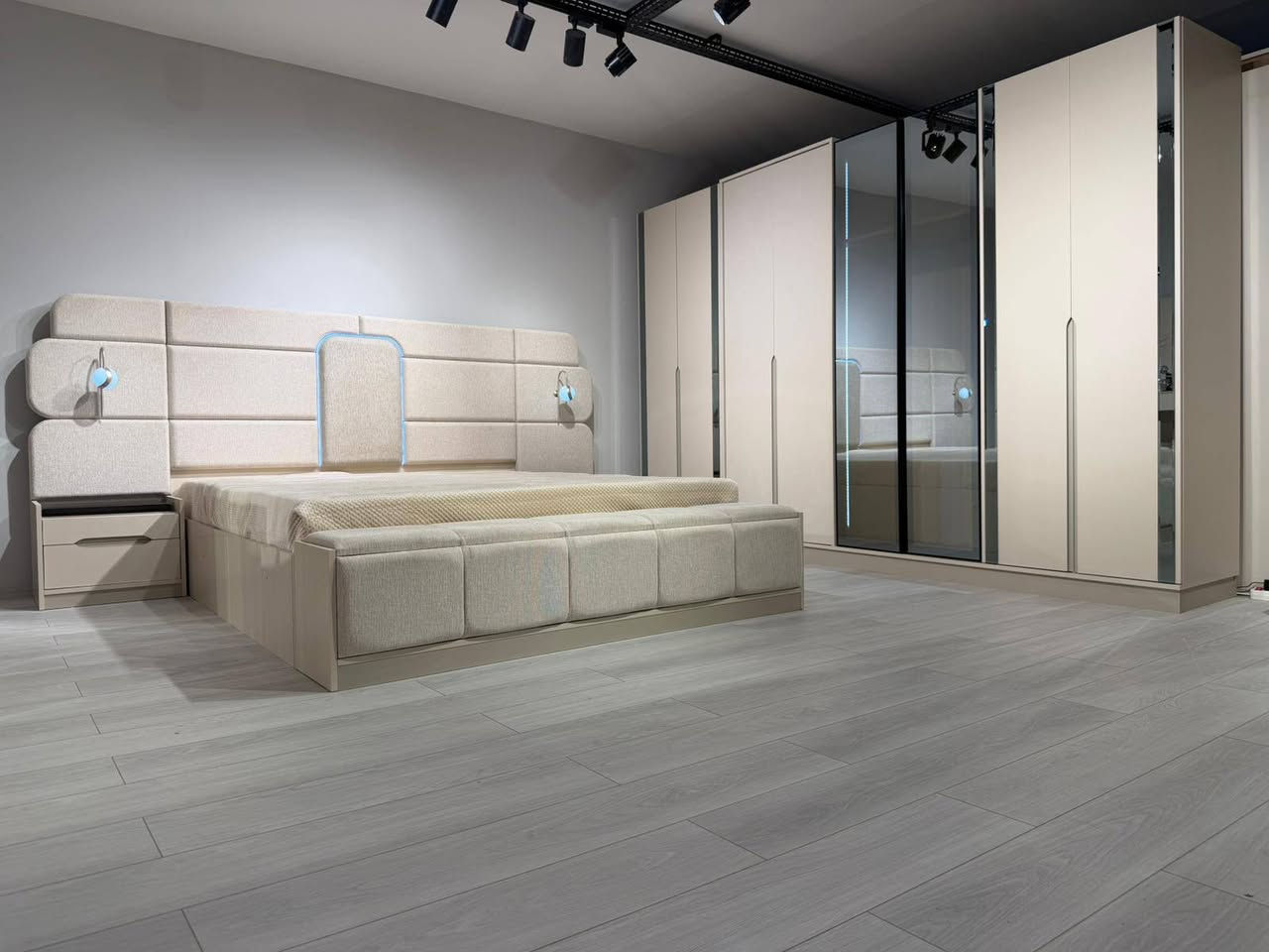 *تم وصول موديل اطلس*

*10قطع الاصلي*
*ابواب هايدرولك*
*قياس الكنتور ٣٣٥*
*قياس السرير ارتفاع١٤٠*
*انارة بالكنتور*
*اناره بالسرير*
*اناره بالكومديات ثريات*
*اناره بالميز تواليت*
*سكك مراحل تلي سكوب*
*ميز تواليت عرض١٣٠'ارتفاع ١٧٥*
*سرير مخزن+شازلون مخزن*
*قياسات الغرفه كلها عملاقة*
بسعر واحد و600
***********
