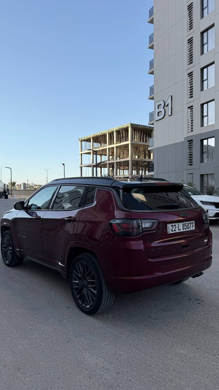🚘 للبيع Jeep Compass Limited 2022 🚘
▪️ اللون: ماروني
▪️ فئة Limited (أعلى فئة)
▪️ نظام دفع رباعي 4×4
▪️ ممشى: 91,000 كم
▪️ محرك 2.4L مع جير أوتوماتيك 9 سرعات
▪️ شاشة كبيرة مع Apple CarPlay و Android Auto
▪️ مقاعد جلد
▪️ مقاعد أمامية تبريد وتسخين
▪️ تدفئة مقود
▪️ تشغيل بصمة ودخول ذكي
▪️ كاميرا خلفية وحساسات
▪️ مثبت سرعة ذكي 
▪️ نظام النقطة العمياء (Blind Spot)
▪️ نظام المحافظة على المسار
▪️ بانوراما 
▪️ تايرات دنلوب
▪️ حادثها باب و جاملغ عكس السايق 
▪️ ايرباك سستم 

السيارة بحالة ممتازة جداً، استخدام شخصي ومحافظ عليها، والصيانة الدورية مجراة بانتظام.

💰 السعر: 154 ورقة قابل للتفاوض للجادين
📍 الموقع: بغداد
📞 ***********
