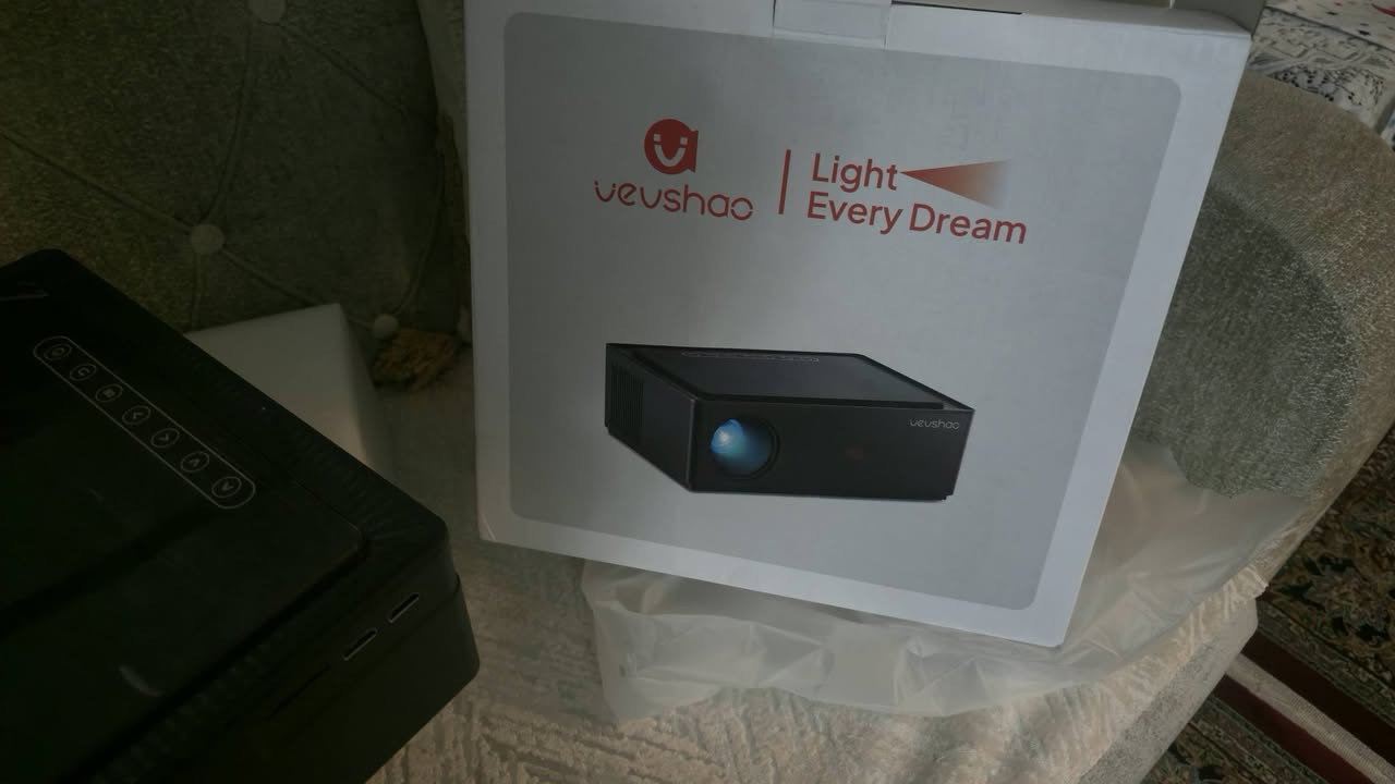 نوع VEVSHAO، وبالتحديد الموديل A25.
يعمل بنظام أندرويد ويدعم واي فاي، مما يجعله ذكياً وقابلاً للاتصال بالإنترنت. 

يوفر دقة عالية تبلغ 1080 بكسل مع دعم تشغيل فيديو بدقة 4K وتجربة ثلاثية الأبعاد. 

يتميز بسطوع يصل إلى 1200 ANSI لومينز ونسبة تباين 18000:1 لتجربة بصرية واضحة. 

يعتبر جهازاً محمولاً مناسباً للترفيه المنزلي، الاجتماعات المكتبية، والتعليم.


**إذا كنت صاحب هذا الإعلان وتريد حذفه لأي سبب، رجاءا أرسل رسالة إلى الدعم الفني**