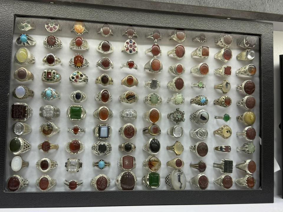 للبيع مجموعه عددهن ٤٠٠ صياغات يدويه بيهن ثقيل وسط سعر القطعه 45 الف للاستفسار ***********
