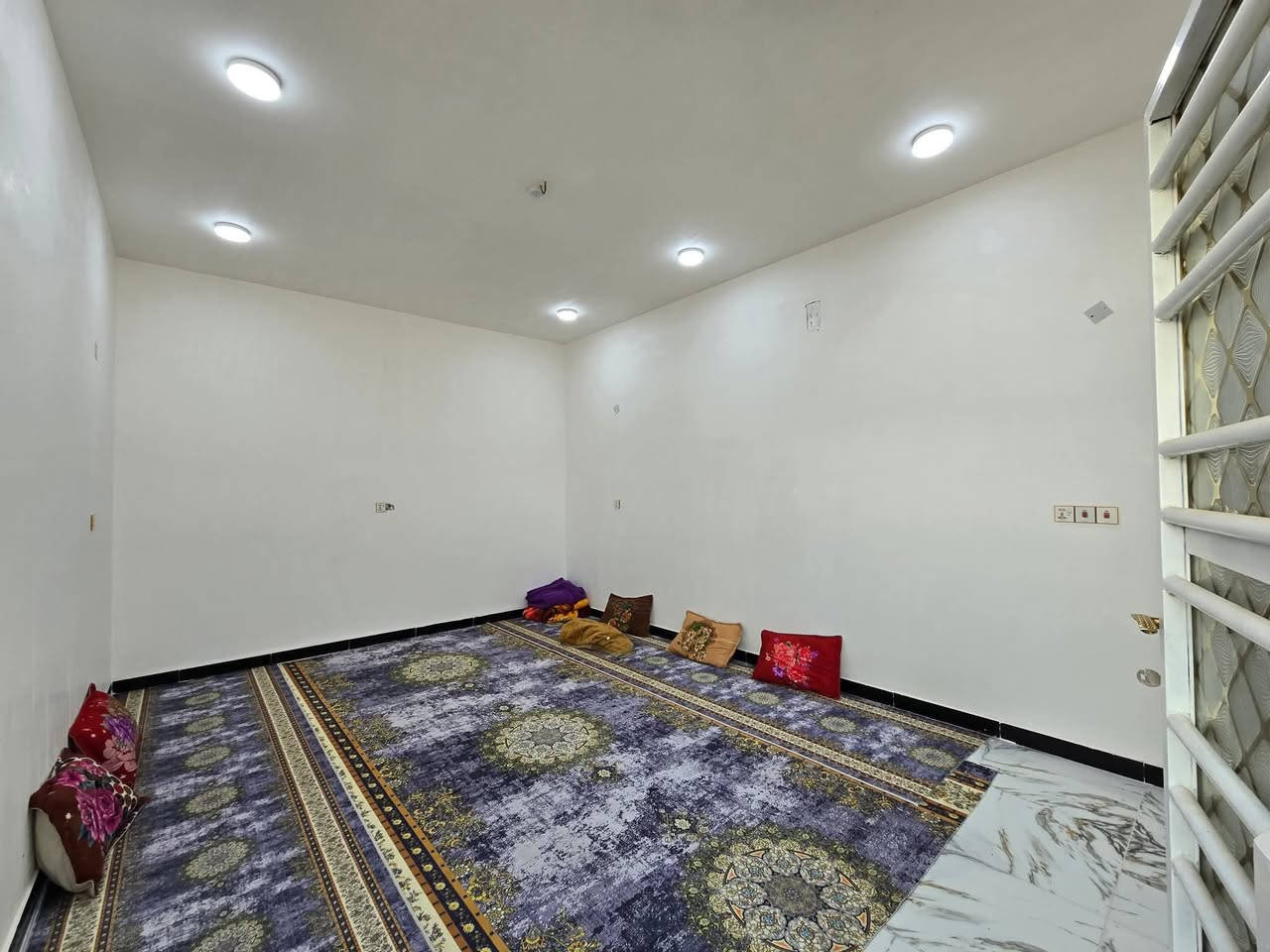 دار للبيع مساحه 200 م
طابو زراعي سند 25 بإسم البائع 

غرفتين نوم ، استقبال ، صاله ، مطبخ ، مجمع صحيات خارجي وداخلي 

بناء حديث طابوك جاهز من كلشي عده ملاحضات بسيطه 

عرض الشارع 8م

الموقع : شارع 89 بعليان 

للاستفسار : ***********
