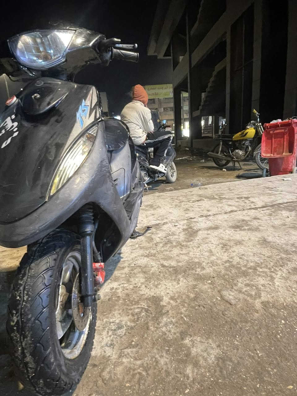 اعاده نشر بسبب الوعود الكاذبه سلام عليكم ماكس عدله دراجه نضيفه كلش عليها ادامه كامله دبلات امامي زوج جدد دبل خلفي رياضي جديد كفرات بلاديه الدراجه كلها بلاديه مفتوحه مره وحده الدراجه تأخذها ماتذب عليها ربع كلش حلوه ما بيها نقوصات فقط العداد ميشتغل الكيلو متر  شلعه و معدل حلوات و عليها لايت زينون  اصفر و ابيضّ مكاني بابل مركز سعر 575 و بيها مجال للستفسار ***********
