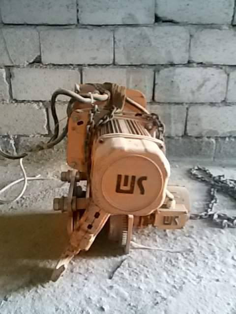 كرين كهربائي ٢طن بحالة جيدة للبيع ريموت كنترول  الرمادي شارع ٤٠ للتواصل على رقم الهاتف ***********2
