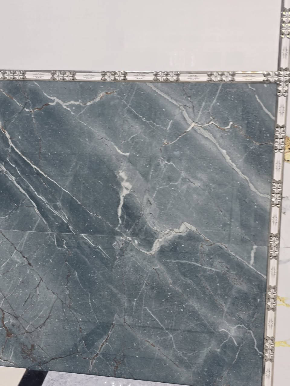 ✨ لوح بورسلين هندي فاخر ✨
📏 قياس 60×120 سم
🔸 تصميم عصري يناسب أرقى الديكورات
🔸 جودة عالية ومتانة تدوم لسنوات
🔸 مناسب للأرضيات والجدران (صالات، مطابخ، حمامات)
🔸 مقاوم للرطوبة وسهل التنظيف
💰 السعر بأسعار الجملة – مناسب للجميع
🏢 معرض الزهراء للسيراميك والبورسلين
📍 أفضل الأنواع وأحدث التصاميم
📞 للتواصل: ***********
