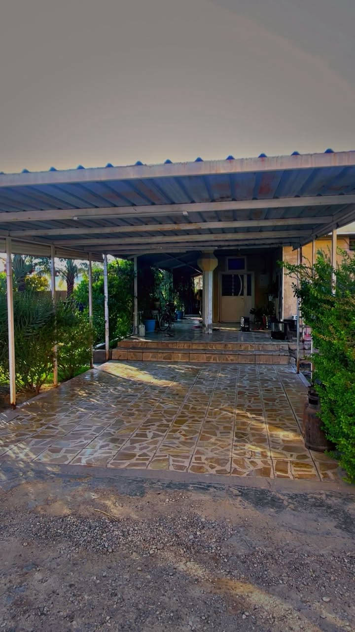 دار للبيع مساحة البناء ٣٠٠ مساحة ارض دونم ونصف عقد زراعي ١١٧ فيه اجازة بناء البيت يحتوى على ٤ غرف نوم واستقبال ضيوف مع مطبخ وصاله داخليه كبيره الموقع تقاطع النفط كميره بيارق متوفر فيه ماء وكهرباء ***********
