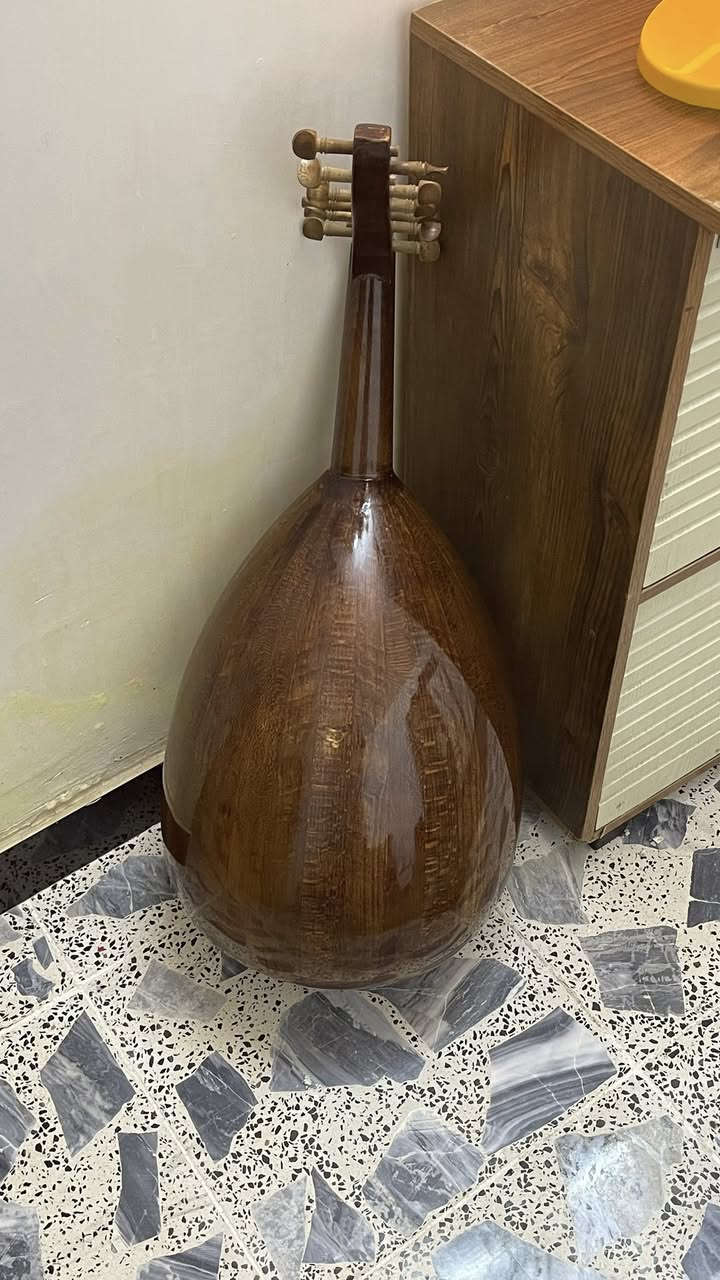 عود عراقي صناعه سوريه جديد  مابي إي نقص او خدش ويا ريشه و جنطه يعني عود كامل وجديد
للاستفسار اتصال او اتساب *********** 
السعر:200فقط
