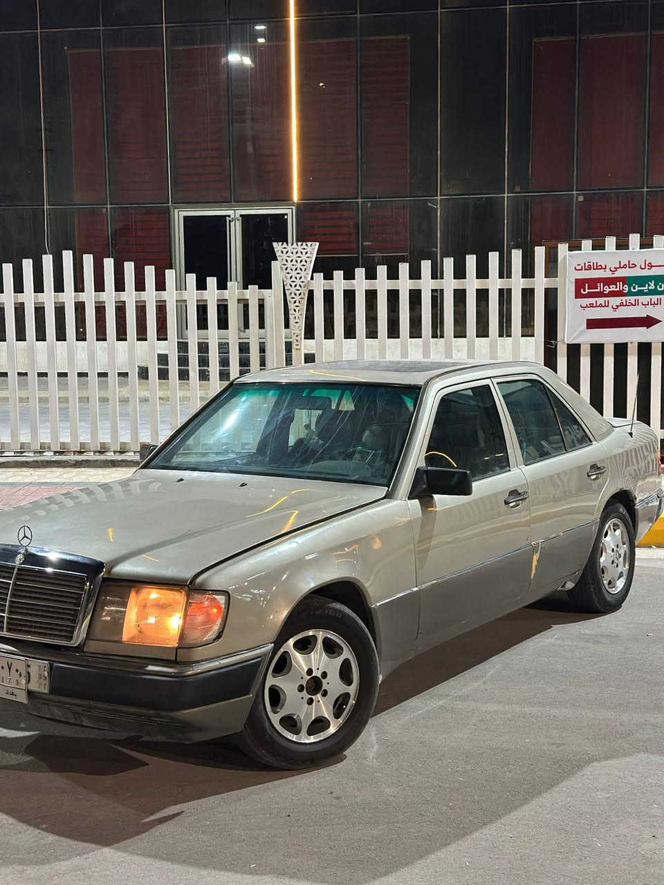 السلام عليكم مارسدس دب 300Eرقم بغداد 
حديدية جاهزه دبلات خير من الله 
مكينه 3000 
كير 100/100
كهربائيات جاهزه ع اخر حبايه 
غرفتهه كشنات 90/100
تبريد بس ثلاجه بيهه ليك 
عنوان ناصريه مركز حي الشموخ 
للستفسار أكثر ***********
