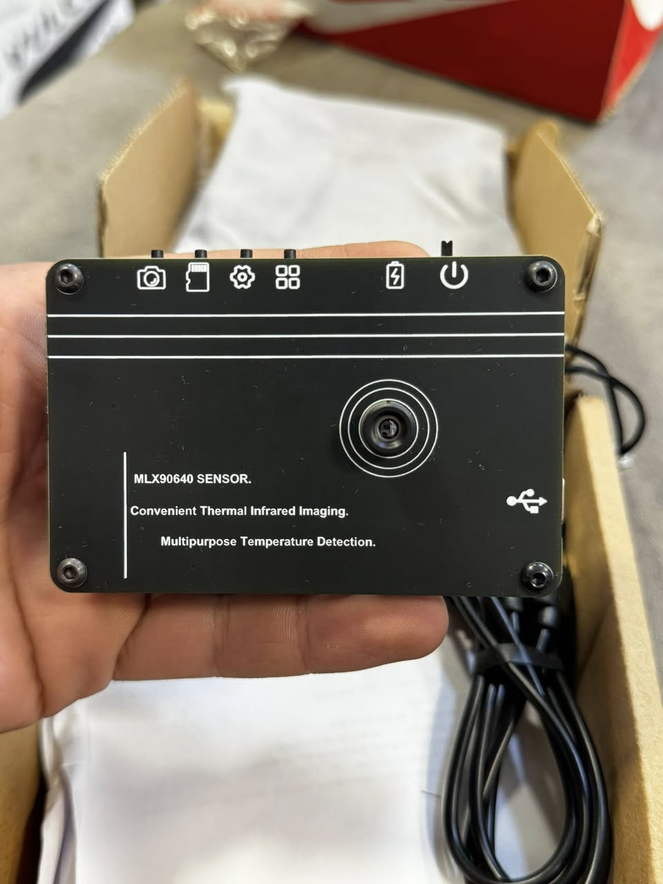 كاميرا تصوير حراري تعتمد على مستشعر MLX90640.     دقة التصوير: توفر مصفوفة مستشعر الأشعة تحت الحمراء دقة تبلغ \(32\times 24\) بكسل.  قياس درجة الحرارة: يمكنها قياس درجات حرارة الأجسام في نطاق واسع يتراوح بين \(-40^{\circ }\text{C}\) إلى \(300^{\circ }\text{C}\).  الدقة والميزات: تتميز بدقة قياس تبلغ حوالي \(\pm 1^{\circ }\text{C}\)، وتعمل بجهد \(3.3\text{V}\).  الاستخدامات: تُستخدم في تطبيقات مثل منع الحرائق، أتمتة المباني، وأنظمة التدفئة والتهوية وتكييف الهواء (HVAC).


**إذا كنت صاحب هذا الإعلان وتريد حذفه لأي سبب، رجاءا أرسل رسالة إلى الدعم الفني**