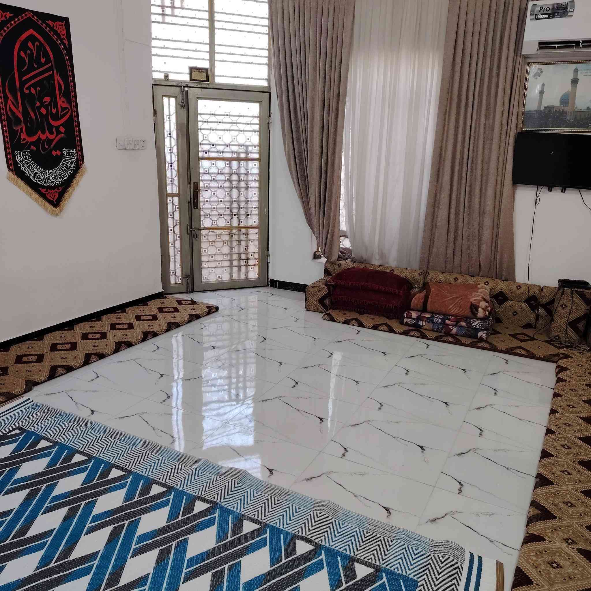 سلام عليكم ورحمة الله وبركاته بيت للبيع في حي القادسيه في الحر فيه خمس غرف ومطبخ وصاله واستقبال وصحيات وحمامات البيت علوه على الشارع ويوجد فيه أسواق مجوده حاليآ البيت على شارعين البيت مقابيله حديقه الإتصال على الرقم ***********
