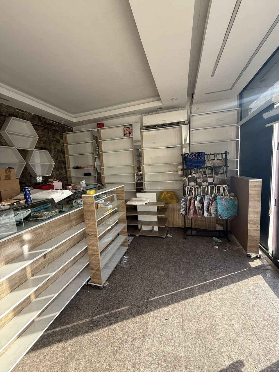 السلام عليكم
رفوف عدد8 مع ميز وعارضات كلهن جديدات استخدام شي قليل يرهمن بمحل مال كوزمتك او صيدلية او اسواق
عنوان بغداد حي العامل التواصل على الرقم

‭ ***********‬
