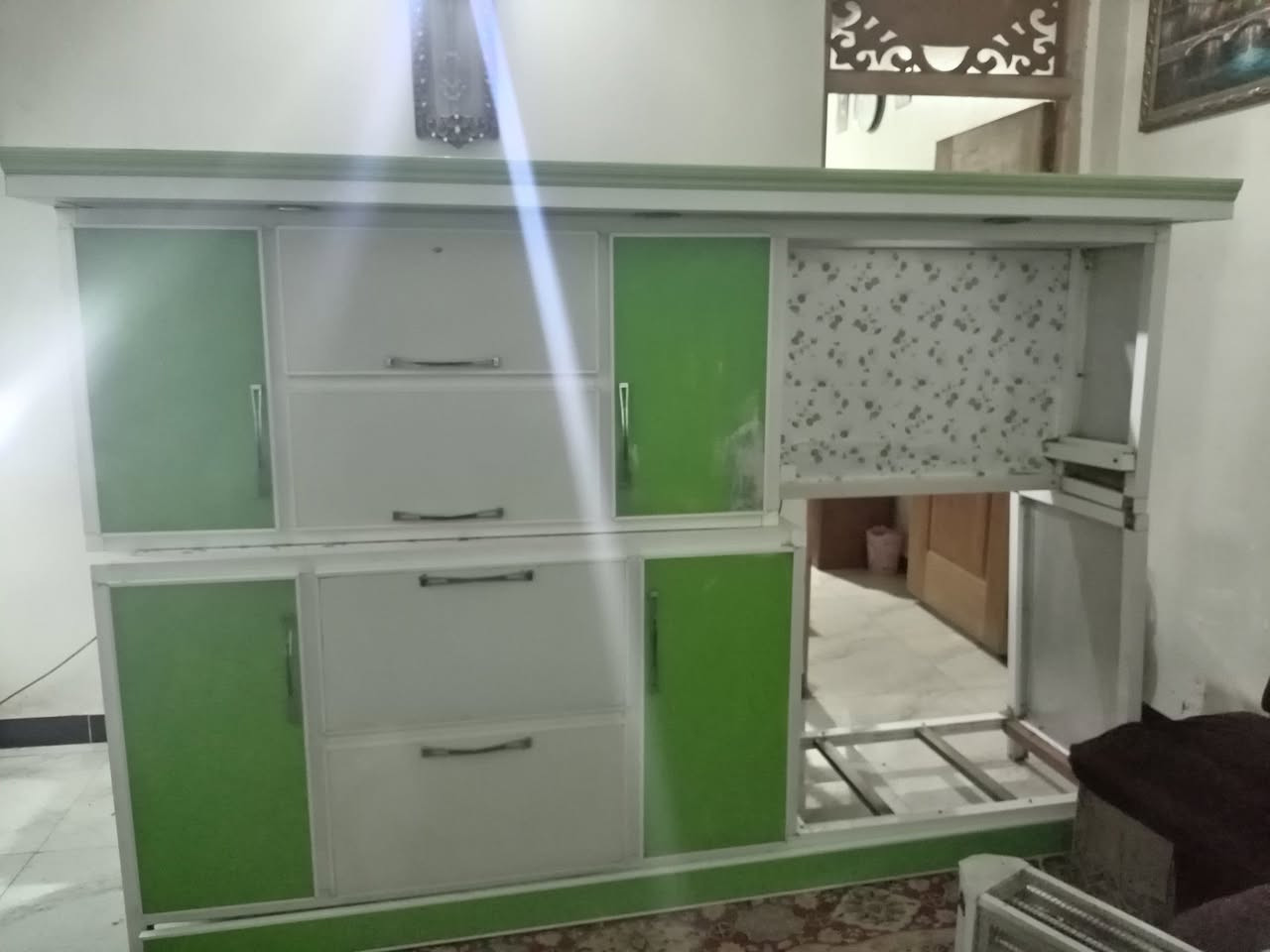 كاونتر وملحق مترين ونص تزكام مبطن خشب كلش نظيف ب١٢٥ قفل بدون عمله المكان حله *********** واتساب
