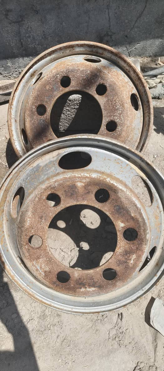 متوفر 3اطارات مع 2رنكات للعلم أنه يراد لهم غسل مع تضربهم رمل وتصبغهن ويطلعن جديدات لسيارة هينو قلاب مكاني البصره ذب سعرك وإني ادخلك خاص رقمي أو واتساب ***********
