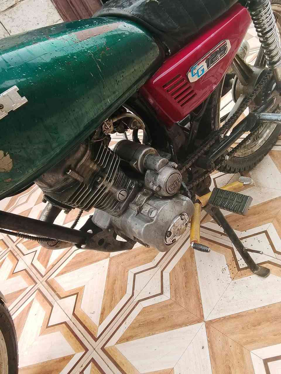 ‏‪0771 631 0577‬‏
دراجه للبيع سعرها 160 بي مجال قليل 
شغال كامل نص هندر يشتغل مال شغل
