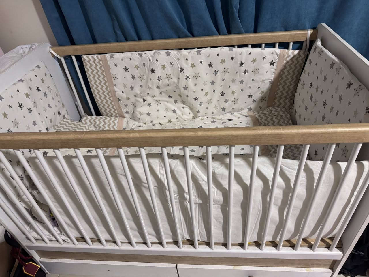 طخم سرير اطفال و مجرات و دوشك طبي للبيع بسعر ٨٥ الف

مكان اربيل ***********
