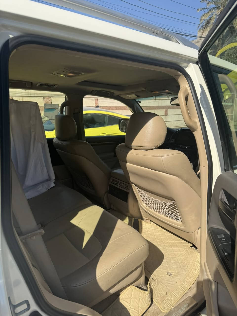 السلام عليكم للبيع لاندكروز 2014 Gxr  ساز. محرك 6سلندر 4000 سياره فوول جديده جدا بيه صبغ جاملغ خلفي فقط بدون دواخل تخم تاير  سياره كامله 
رقم بغداد الجديد بأسمنه سياره  جانيه 
مكاني بغداد السيديه 
***********
السعر 355
