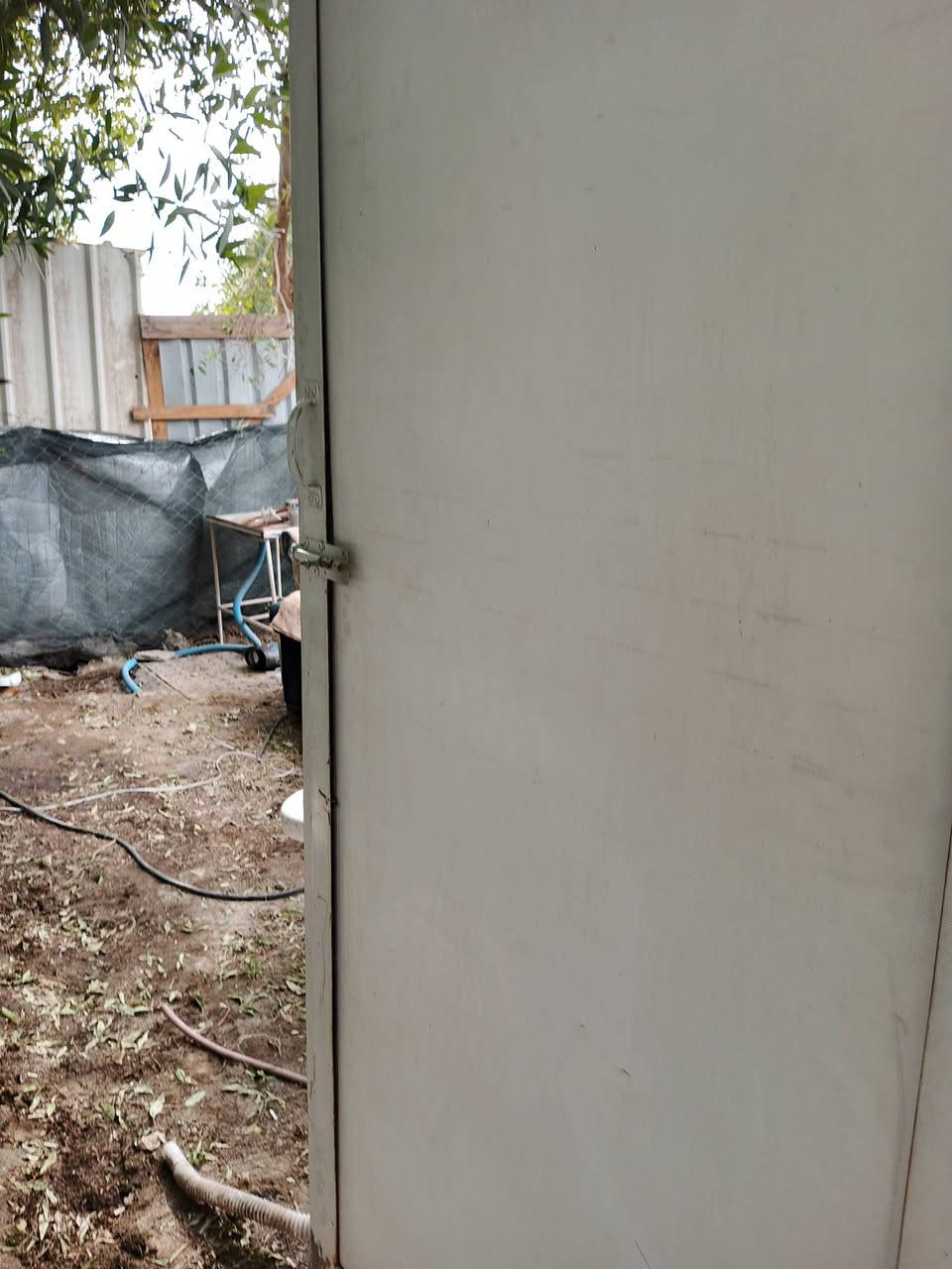 (للبيع)حمام مستعمل ونظيف جداً
السعر 300 ألف . ه‍/ ***********
