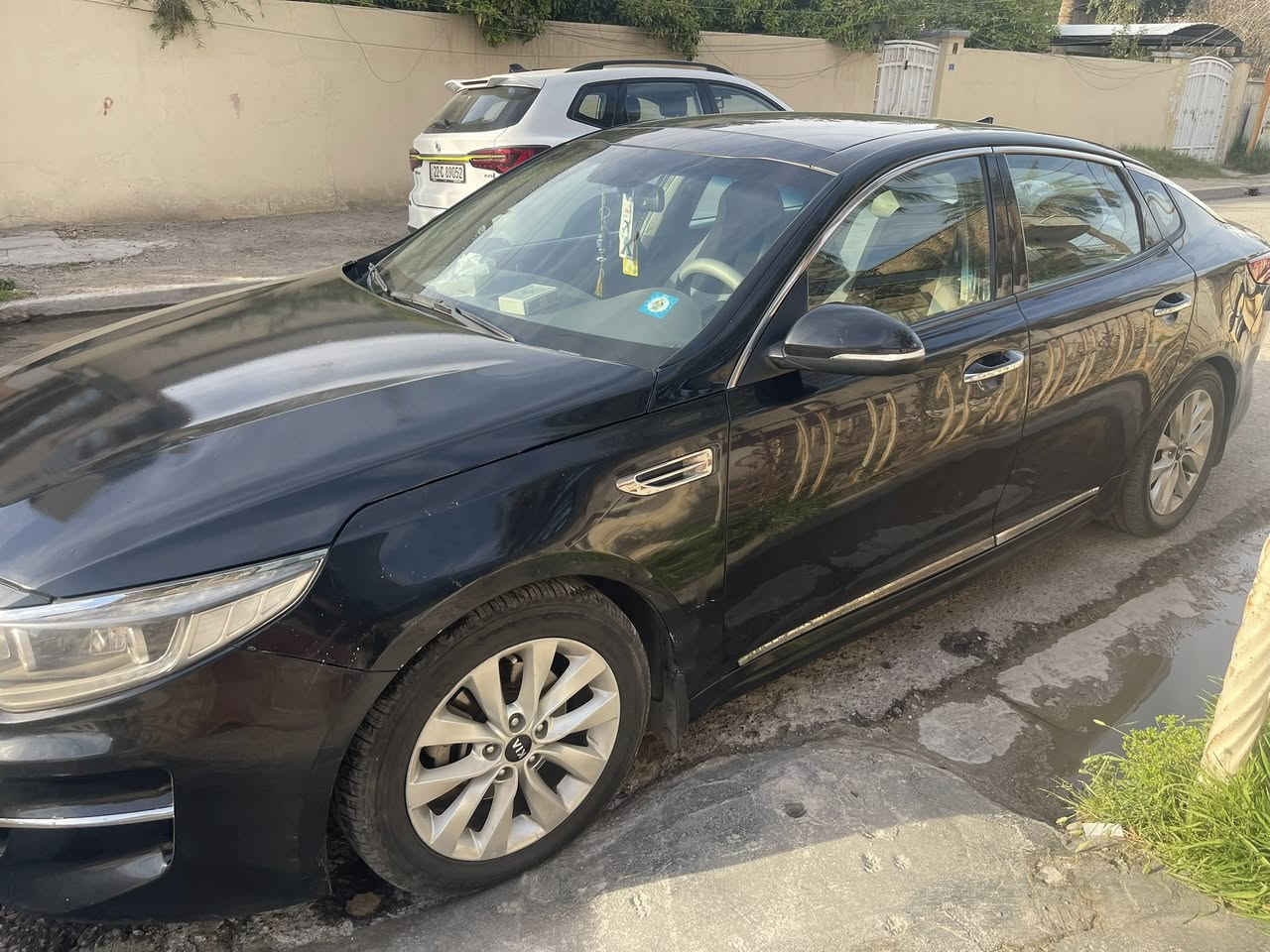 سلام عليكم
سيارة كيا اوبتما مديل 2016وارد امريكي 
فول مواصفات واحد على واحد بصمة فتحة مفولة 
صور الحادث مرفقة مع صور 
سيارة ماناقصهة شي 
محرك جي جاد2400
سعرها 130$
موقع سيارة بغداد
شعلة حي الجوادين 
او كاظمية
رقم الهاتف ***********
