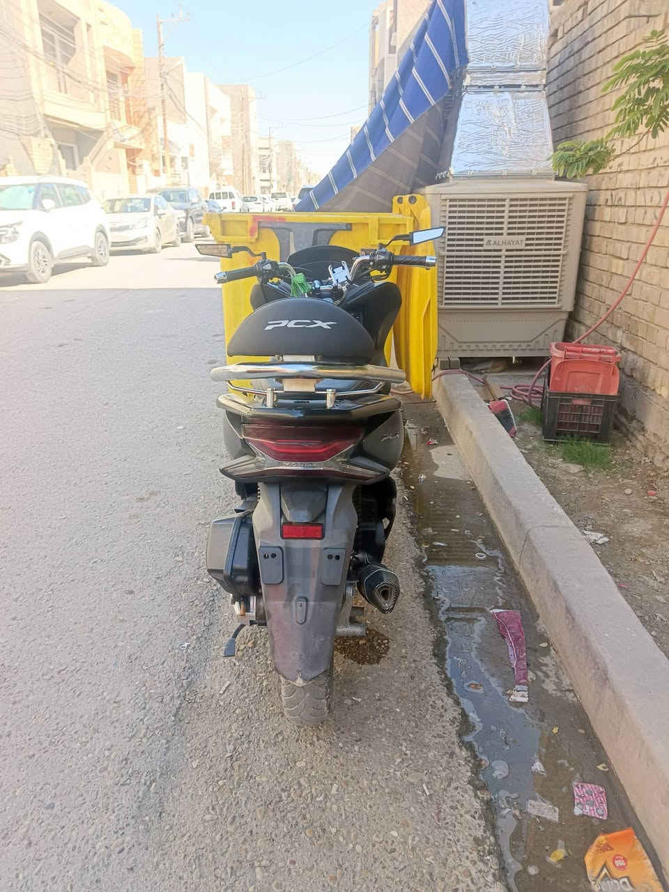 السلام عليكم pcx الجيل الثالث للبيع حساس ازدحام حرف A كهربائيات كلها شغاله كفر مكينه كفاله  عامه برغي ممفتوح اوراق منفيس  السعر 12$ وبيها مجال مكان بغداد الدوره ***********
