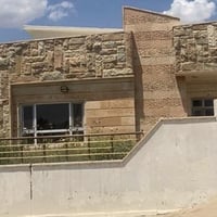 بيت للايجار كنجان ستي ٢٥٠م  ￼واجهة قبله مقابل ‏حديقه   غرفتين نوم   صا...