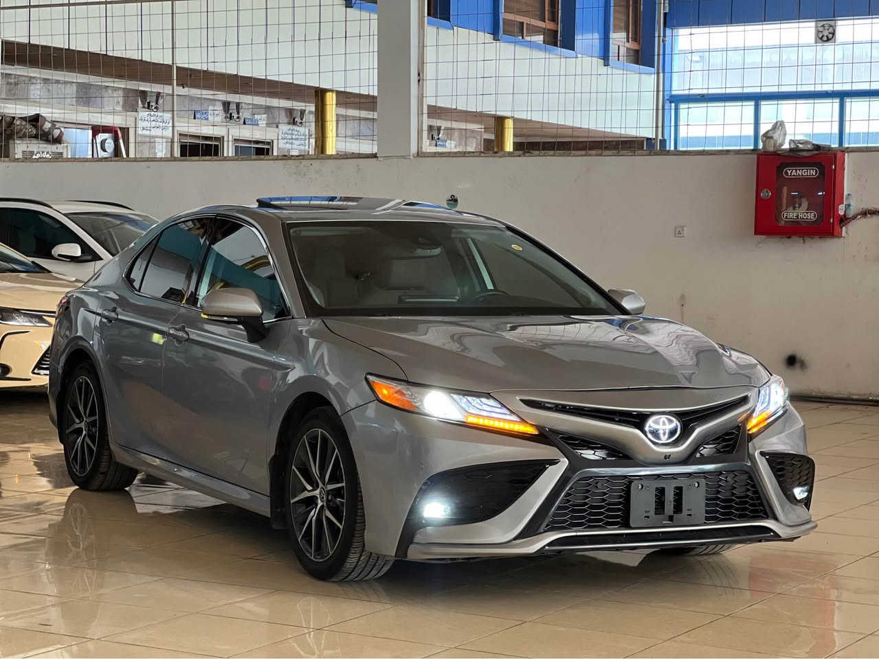 TOYOTA CAMRY 2024 XLE HYBRID  💙￼
تيوتا كامري 2024 XLE هايبرد فول فول مواصفات 🩶
بصمه ⚫️
شاشه كبير JBL 🖥️
فتحه ( سلايت )
٥ كامره 
‏داتاشو 
كشن جلد
كشن كهرباي 
كشن حار 🔥و بارد 🥶
بابين بصمه 
لايت LED
و بعد مواصفات هوايه 
‏ملاحظة : سياره بدون صبغ بدون دواخل بدون ولا ارباك فقط راس بنيد شويه تعديل بارد 
مكان سياره اربيل شارع ١٠٠ م 
واتساب :: ***********￼ اكر, نينوى

