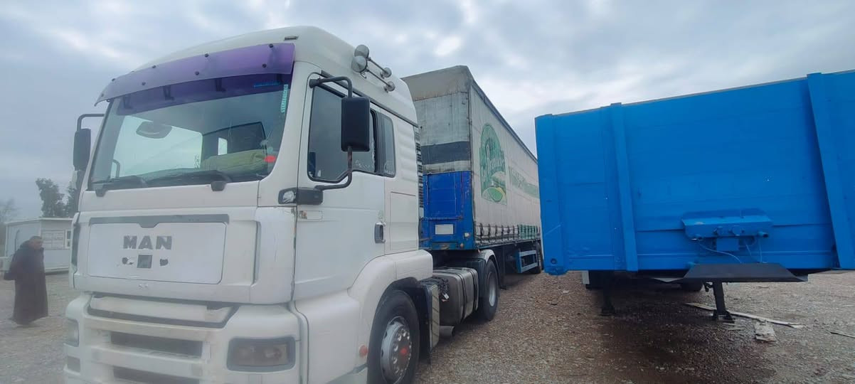 السلام عليكم مان 2001 
جادر كبس راس وعربانه
دبل تنكي كان وحد 450لتر واحد700لتر
سنويه بسمي 2027
***********
