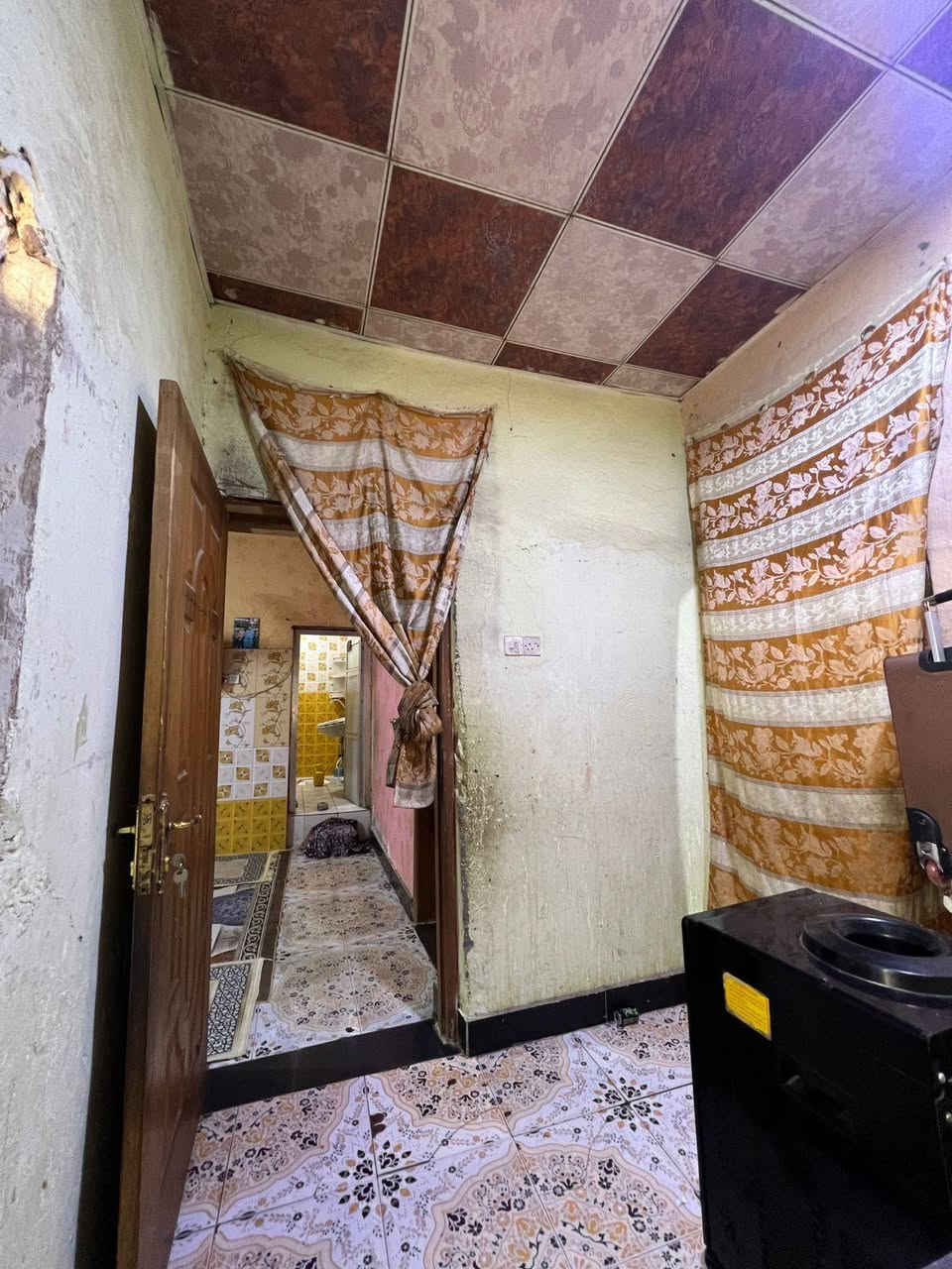 طابقين الطابق الارضي بيه غرفتين وصاله واستقبال ومطبخ وحمام داخلي وحمام خارجي 
الطابق الثاني بي غرفتين وصاله ومطبخ وصحيات مشتركه
[]الطابق الارضي كونكريت 
الطابق الثاني عكاده
 : السعر ١٤٠ وبي مجال
 المساحه ١٥٠ متر؛؛ *********** البصرة, العراق
