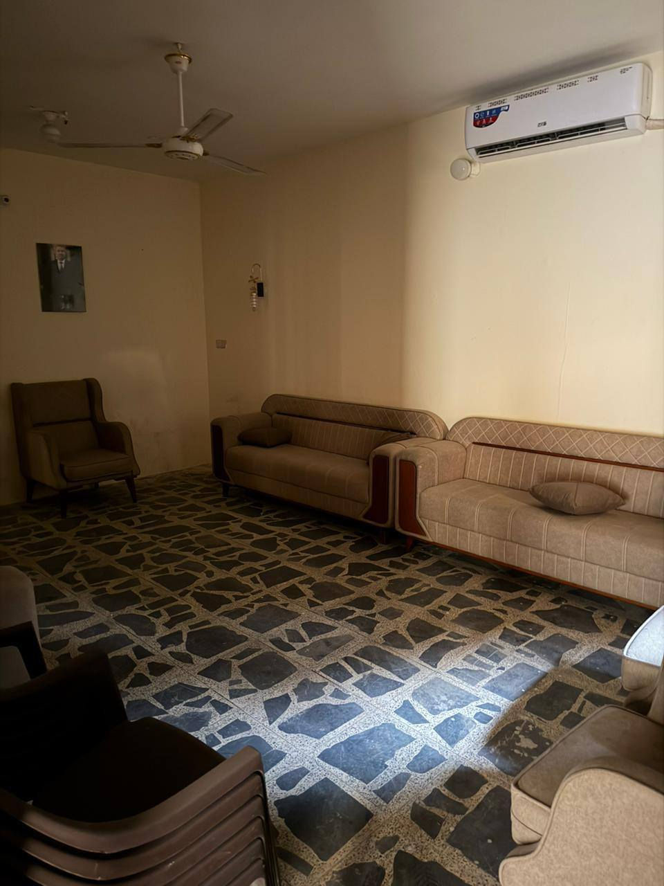 بيت للايجار حي العامل المنطقه الثالثه تجاري ع شارع العام مساحه 250متر ارضيه مرمر 6غرف نوم للاستفسار ***********
