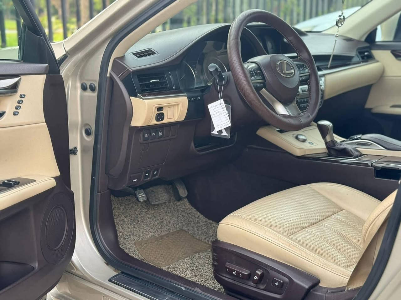 لكزز  ES 350 مديل 2018
امريكي حادق فقط بنيد والدعاميه
مع بارد بالجنطه 
بدون اير باك
اعلى فئه VIP
ماشيه 88 الف ميل 
السعر 200  
بيهه مجال لشراي
السياره بأسمي
بيع او مراوس 

***********
