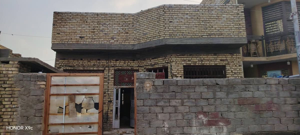 الدار للبيع المساحه 200متر طابو زراعي سند 25 الموقع حي عدنان  عرض الشارع 8متر    بناء طابوق السقف صب كونكريت بناء حديث يتكون من غرف نوم ثنين وستقبال وصاله ومطبخ مجمع صحي خارجي  وممرات داير البيت وطارمه أي استفسار إتصال على الرقم التالي واتساب ***********
