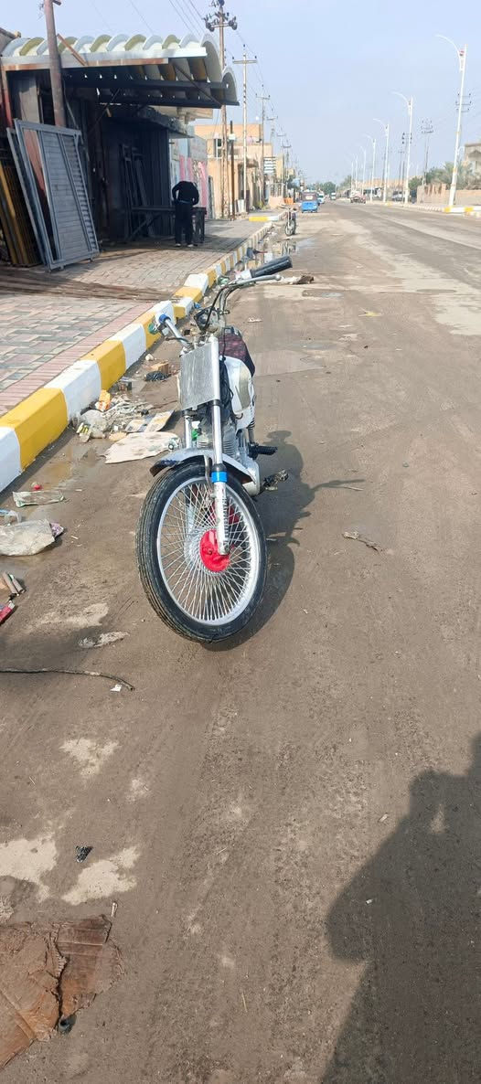 السلام عليكم دراجه ايراني كلك  للبيع دراجه نضيفه وحلوه مكينه برقي ما مفتوح بلاد مكاني الناصريه قضاه الفهود / السعر لو خاص او ***********
