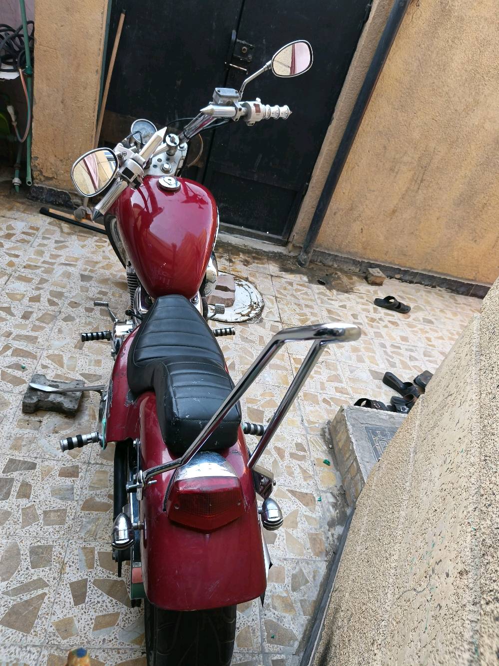 السلام عليكم
هوندا ستد ببر 400

لون ماروني 

مكينة كير بلادي جدد

دهن امزويل درجة اوله 

فلتر زيت امزويل كاربون فايبر 
كهربائيات جدد وكلهن شغالة مكفولة 

تانكي كزاز ومبي اي وصخ 

كابريتر نضيفة مبية كطعة 

ولا تبخير جديدة 

الدراجة كفالة 

رقم بصرة انكليزي باقي بس عل استلام 

مكان الدراجة البصرة 

السعر 18وبيها مجال للطيبين 

فقط اتصال ***********