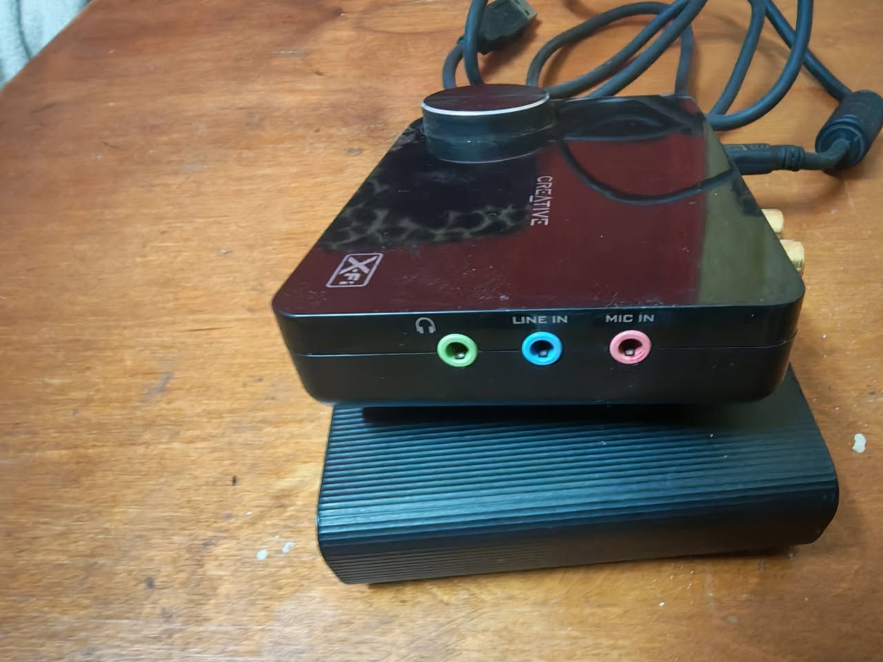 كارت صوت خارجي Creative Sound Blaster X-Fi HD USB* 
تقدر تنسخ المواصفات دي زي ما هي في إعلان البيع 👇

*مواصفات Creative X-Fi HD USB:*

*1. الأساسي* 
- *الموديل*: Creative Sound Blaster X-Fi HD USB
- *النوع*: كارت صوت خارجي DAC/Amplifier بيوصل USB
- *التقنية*: معالج صوت X-Fi لتجربة صوت محيطي 3D في الألعاب والأفلام

*2. المداخل والمخارج* 
- *USB*: بيوصل بالكمبيوتر/اللاب بكابل USB Type-B لتشغيل ونقل الصوت
- *مخرج سماعة*: 3.5mm في الواجهة الأمامية
- *مدخل مايك*: 3.5mm في الواجهة الأمامية 
- *مخارج RCA*: Line-Out و Line-In خلفية لربطه بسماعات خارجية أو ريسيفر
- *تحكم هاردوير*: بكرة معدن كبيرة للتحكم في الصوت مباشرة

*3. مميزات الصوت*
- *جودة صوت*: يدعم حتى 24-bit/96kHz 
- *X-Fi CMSS-3D*: بيحول أي صوت استريو لصوت محيطي وهمي 5.1 أو 7.1 للجيمينج
- *Crystalizer*: بيحسن تفاصيل الصوت في ملفات MP3 والأغاني المضغوطة
- *EAX 5.0*: تأثيرات صوتية للألعاب القديمة

*4. التوافق*
- *ويندوز*: XP / Vista / 7 / 8 / 10 / 11 بتعريفات Creative الرسمية
- *Mac*: متوافق مع Mac OS X 
- *بلايستيشن*: يشتغل على PS3 و PS4 ككارت صوت USB

*الحالة الظاهرة في الصورة*: 
الجهاز بحالة مستخدمة، فيه علامات استخدام خفيفة على الوش، ومعاه كابل USB الأصلي بتاعه.

*يناسب مين؟*
الجيمرز، الناس اللي بتسجل صوت، أو أي حد عايز يعلي جودة السماعة/الهيدفون عن كارت الصوت المدمج في البوردة.
التواصل 01017192640


**إذا كنت صاحب هذا الإعلان وتريد حذفه لأي سبب، رجاءا أرسل رسالة إلى الدعم الفني**