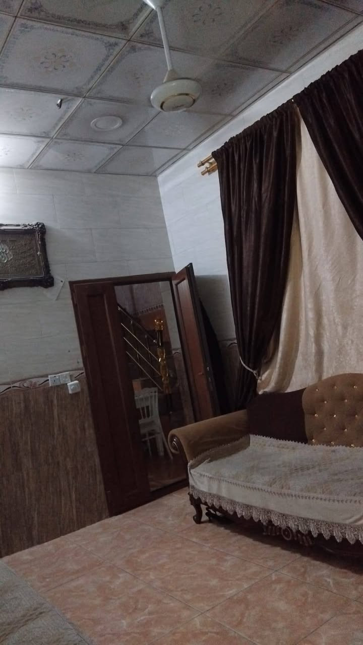 للبيع بيت ٥٠ متر طابو صرف حي الإطارات نهايه شارع ٦٠ طابق ونص لبيت نضيف جدآ طابوق جمهوري سقف كونكريت مسلح رقم ***********
