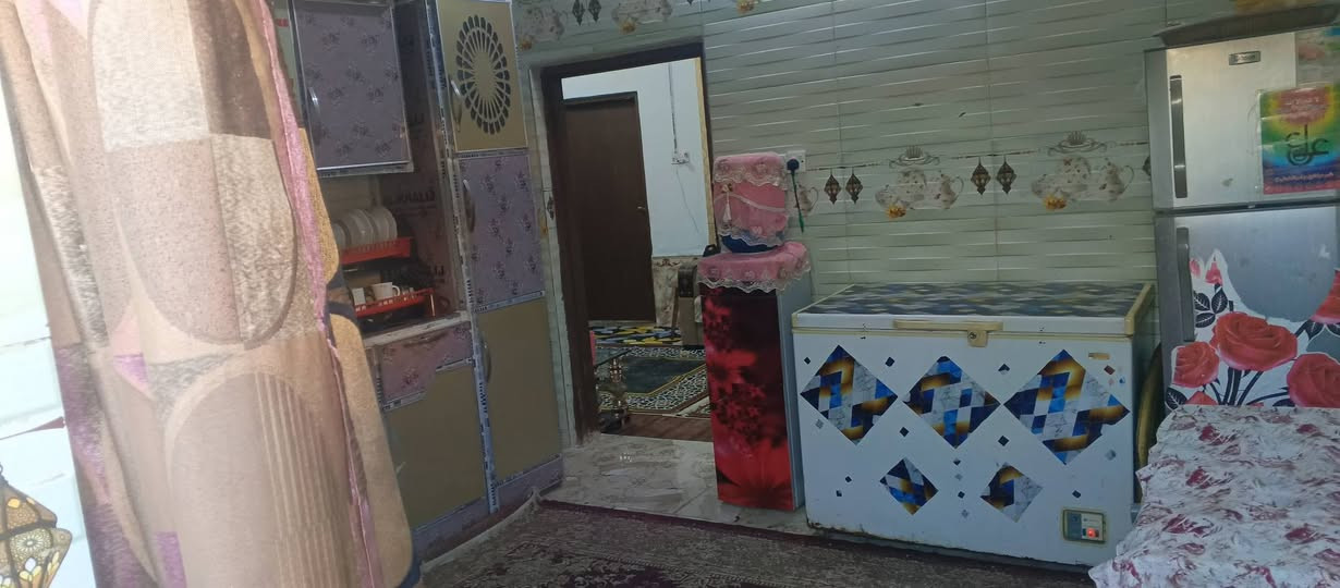 السلام عليكم اخوان بسبب الوعود الكاذبه اعيد النشر ورجائا المايشري لايجي يشوف البيت ويكول خلي الي وبعد مايرجع 
مساحة البيت 200متر ثلاث غرف وصاله ومطبخ وديوانيه ومغاسل داخلية وخارجية ستاره عاليه وترك داير البيت ساحه.. شارع طاقة الكهرباء القديمه فضليه السعر 38 وبيه مجال للشراي تفاصيل اكثر واتساب.***********
