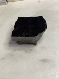 🫡   هذه قطعة من زجاج الأندارا الكريستالي، والتي يُعتقد أنها نوع نادر م...