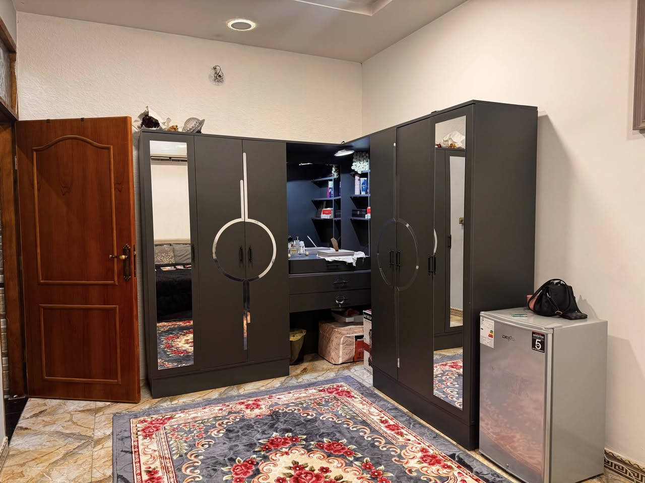 السلام عليكم دار للبيع 75
،الدار طابقين يحتوي على ٣غرف نوم 

،وغرفة ستقبال لضيوف 

ويحتوي على ٣حمام 

نوع الملك طابو زراعي سند 25

العنوان :حي البساتين شارع أحمد الوائلي 

سعر للأستفسار::***********
