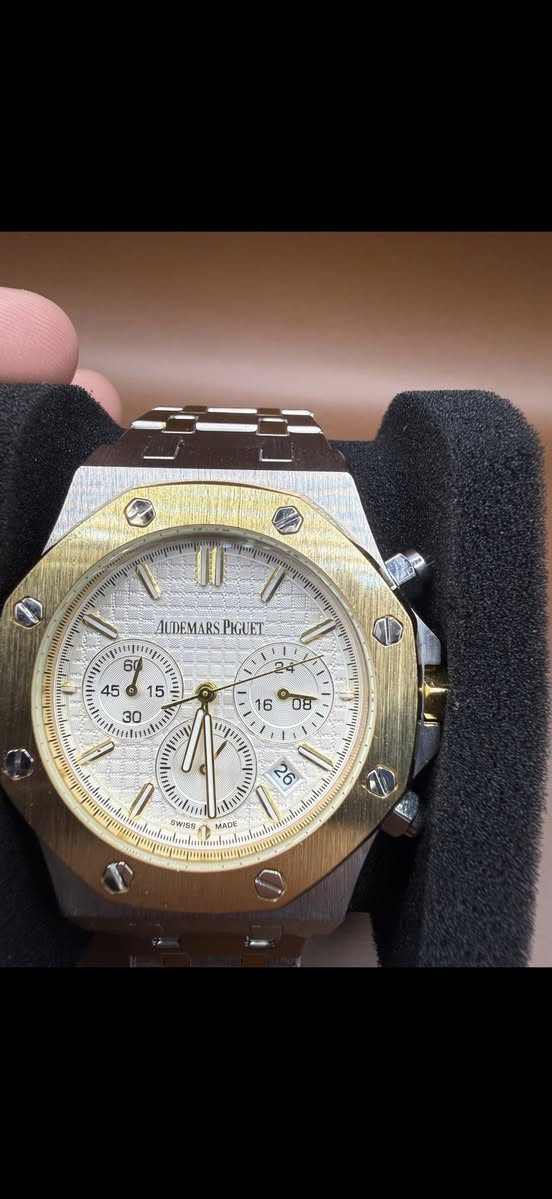 Audemars piguet master vip
١-الساعه بيها ضمان مكينه باتري حركه اوتو✅
٢-السير stainless steel ميسوي حساسيه للجلد ✅
٣- مضاد للماء ✅
٤- تاريخ يوم الشهر ✅
٥- جام زفير ضد الخدش ✅
٦- طلاء ثابت ✅
٧- ميل luminous يلمع بلليل✅
٩- كامل ختومات حرفياً الاختلاف الوحيد بينها و بين مال شركه هو السعر فقط 
١٠- كامل ملحقات


**إذا كنت صاحب هذا الإعلان وتريد حذفه لأي سبب، رجاءا أرسل رسالة إلى الدعم الفني**