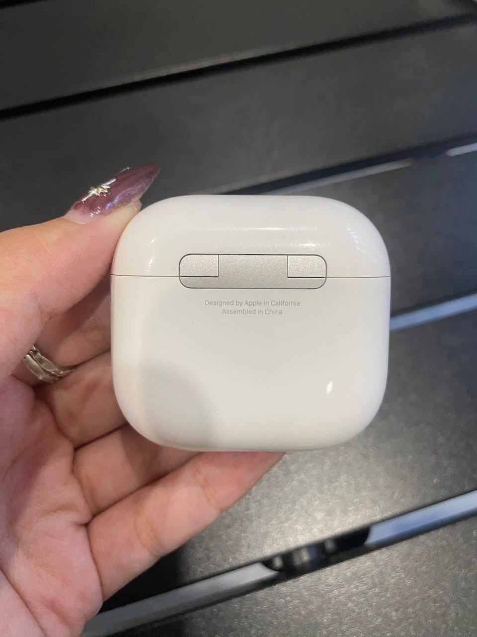 سماعات باله أمريكي Air pods 4 الحديث
اصلي باله أمريكي ، باله مستعمل بس كلش نظيف وياه حافظة جلد مع كيبل كتان 
ما مفتوح ولا مصلح بطارية قوية صوت قوي 
بإمكانك تفحص قبل الدفع ، اصلي باله 
سعره 20 قفل قفل توصيل مجاني  نظافة 90% قطع محدودة 
للحجز واتس اب فقط ***********
