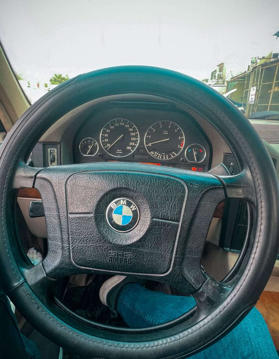 سلام عليكم 
‏. BM 535 كير اوتو موديل 1991 اصل
 السيارة جاهزه مابيها اي نقص ما مقصر عليها بشي
محرك كير حدادية شلعه نضافه خير من الله 
.
غرفة نضيفة كامله ودوشمة 
تخم تاير جديد
باتري جديد ضمان
لايتات زنون ضمان
فتحة سقف طكتين
كشافات ضباب 
كروز سرعة
نضام سبورت شغال
الرقم الجديد بغداد 
سنوية وهزه جدد بأسمي تحويل ثاني يوم
السعر 60 وبيها مجال قليل
*********** رقمي
مكاني بغداد
