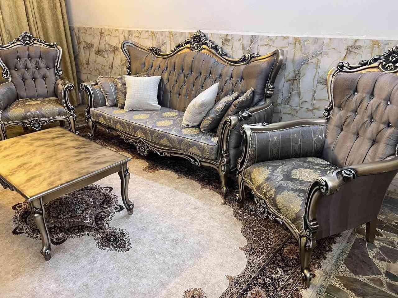 تخم تركي خشب زان عشر مقاعد مع طبله وسطيه نظيف جداً مكانه المنصور ***********@
