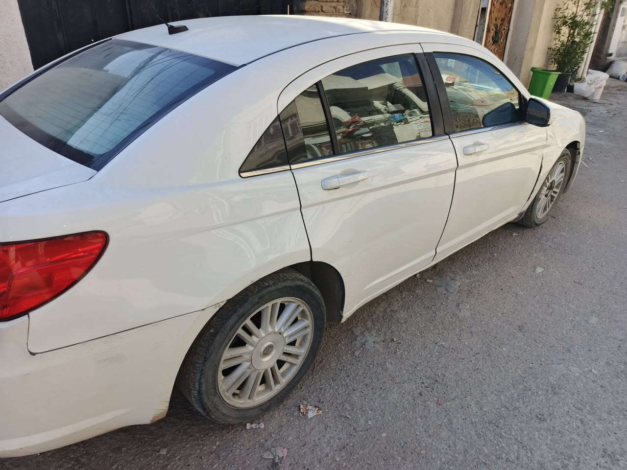 سلام عليكم للبيع او مراوس كرايسلر سي ٢٠٠ موديل ٢٠٠٩ كير ومحرك كورلا ٤ سلندر حجم ٢٢٠٠ خير من الله بيدي شديتهن سيارة جاهزة من كلشي حدادية امامي خلفي جديده كهربائيات كلها شغالة شاشه كامره ارضيه جلد باتري جديد تخم بلكات ونوزلات وعبوة كله جديد ادامة كامله رقم بغداد باسمي سنوية لغاية ٢٠٢٩ هزة جديده بشهر ٩ حادثها جاملغ امامي عكس السايق ومصلح وشوية بل حديدة مال بدنه وره شباك البجم لا دواخل ولا شاصي ولا اي شي التبريد صار بي ليك فقط قبل شهر وبسبب الجو بارد ما مسوي غير الليك اني خسارة كمبريسر شغال وفان ع حسب الاصول للبيع ب ٦٠ وبيها مجال او مراوس حسب القناعه وكلشي بسعره مكاني بغداد المنصور متواجد واتساب ***********
